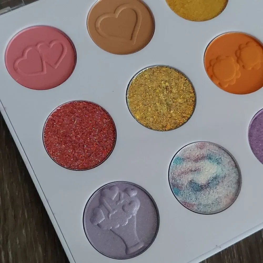 CARE BEARS x Wet N Wild Care Bears Eyeshadow Palette - Caring Counts